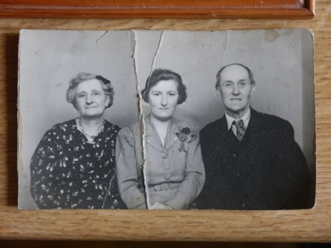 Picture of Dorothy Buckby with her parents