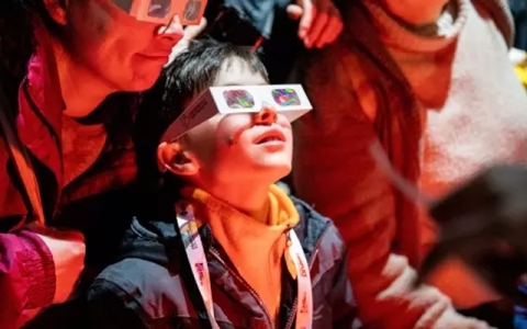 Child wearing glasses to look up at the stars 